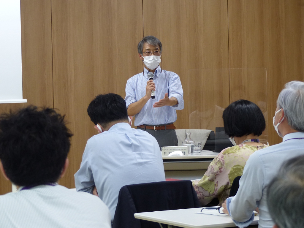 写真：議員の前に立ち講演をする講師の　かわまつ　あきら氏