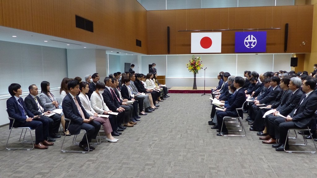 写真：区役所大集会室で区理事者と対面式を行っている議員当選者を横から撮影