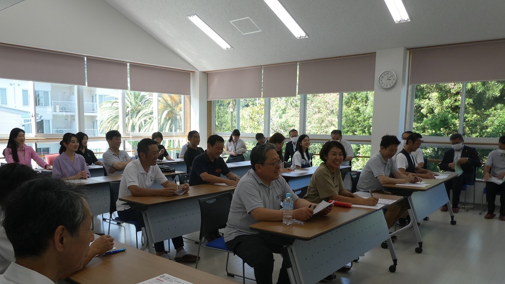 写真：河津さくらの里しぶやの室内で説明を受ける議員の様子