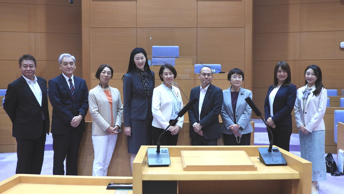 写真：茨木市議会議場内にて文教委員会委員9人の集合写真