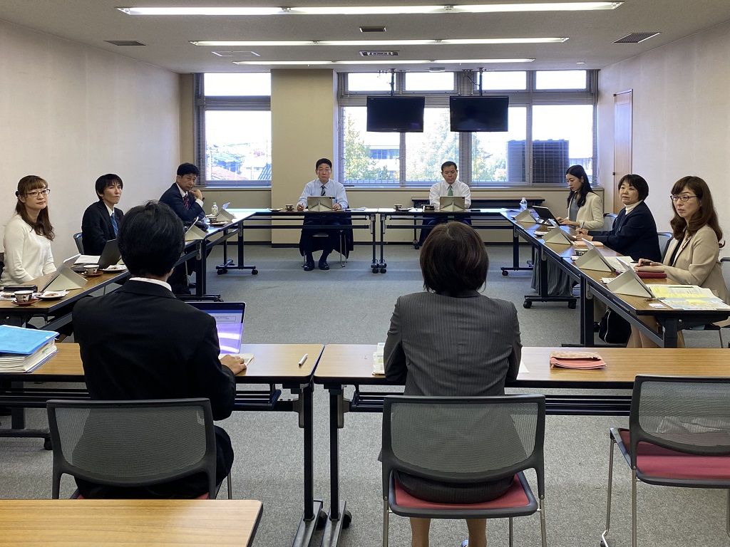 写真：小松市役所内会議室にて説明を受ける福祉保健委員会委員