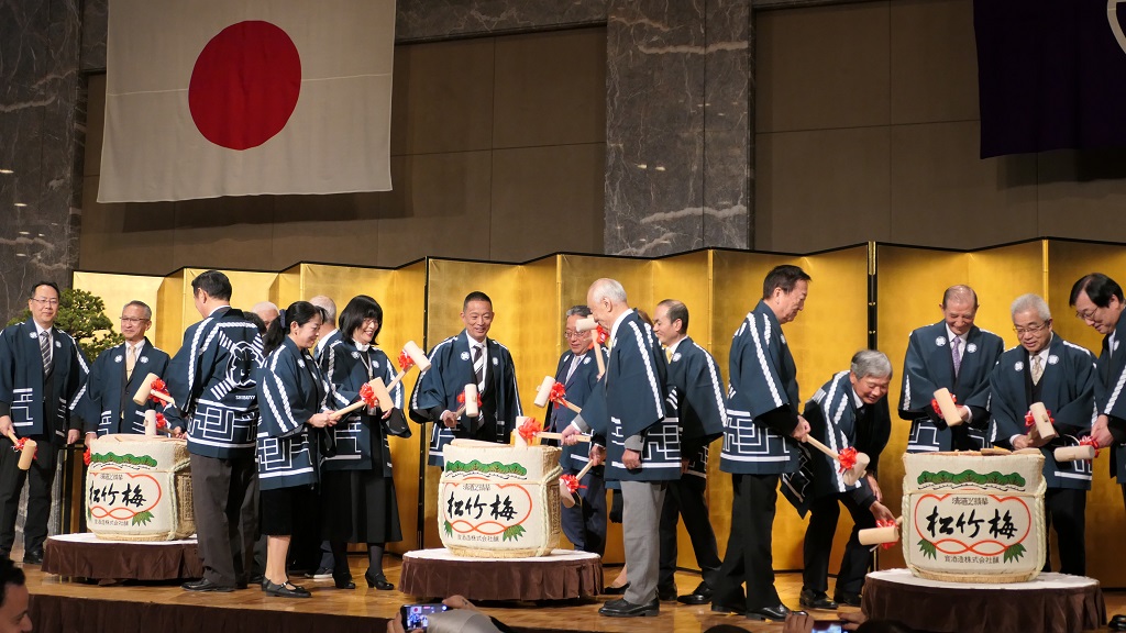 写真：議長、副議長を含めた青法被を着た人達による壇上3カ所での鏡開き