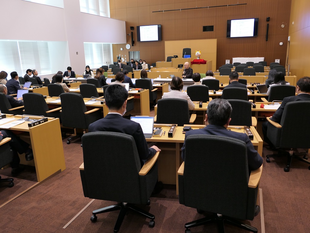 写真：議場の議席に着き、講師の話に聞き入る議員の様子