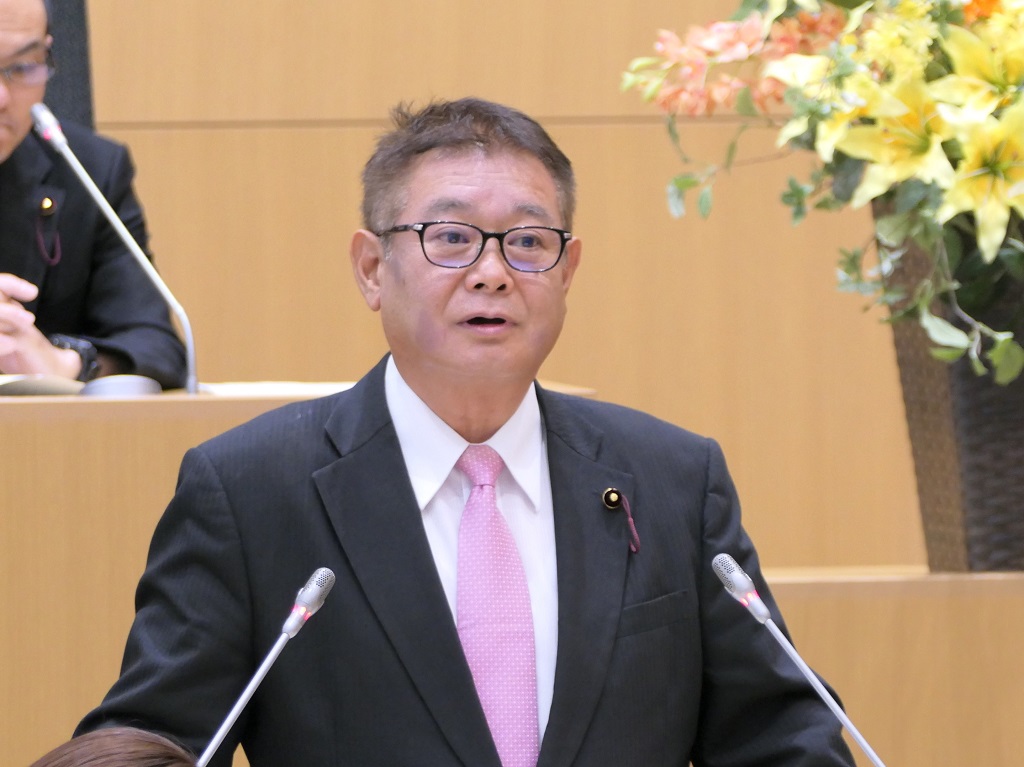 写真：新議長の就任の挨拶をする、ひとつやなぎ　なおひろ議員