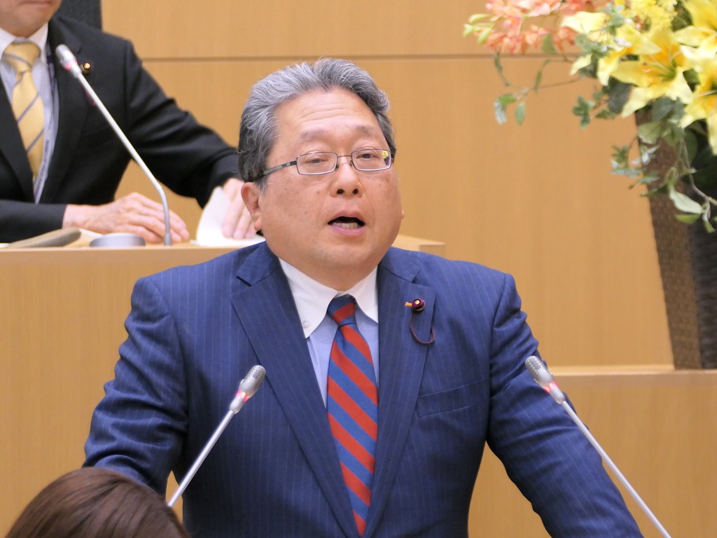 写真：議長の退任の挨拶をする、まるやま　たかし議員