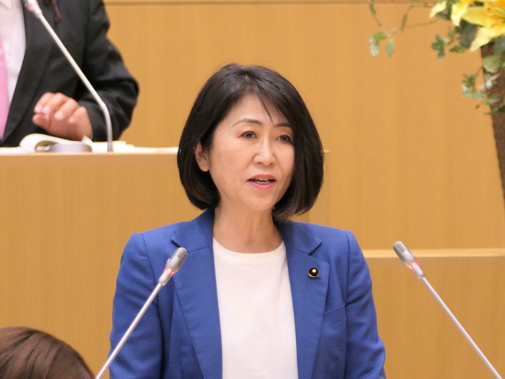 写真：新副議長の就任の挨拶をする、おだ　ひろみ議員