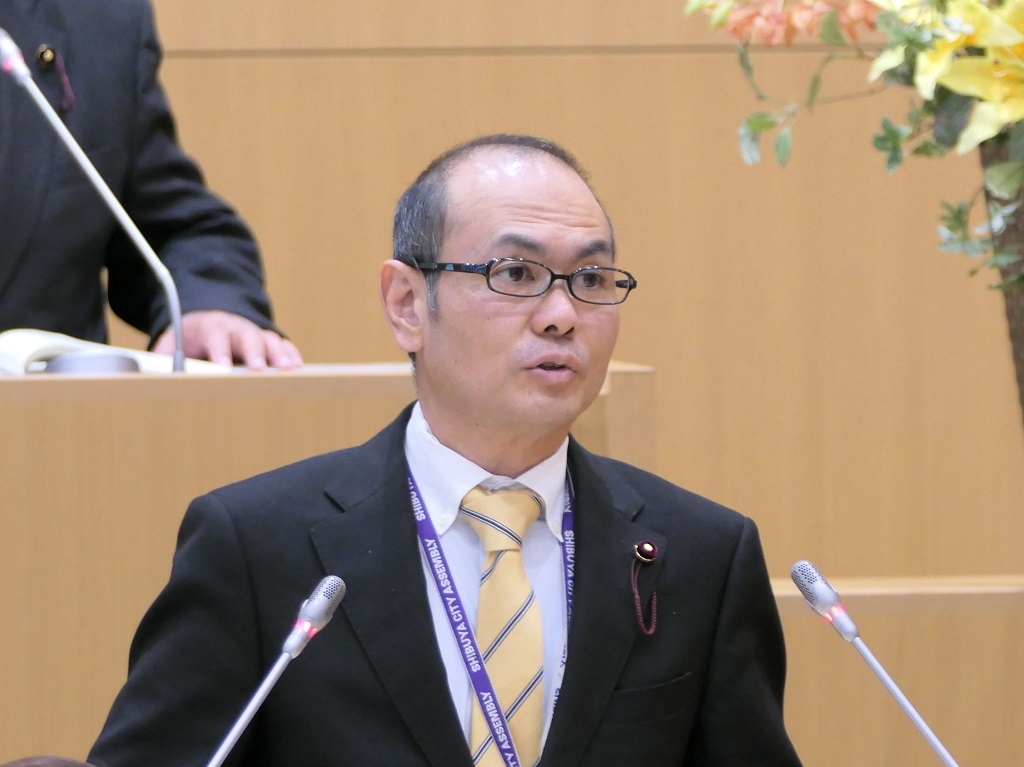 写真：副議長の退任の挨拶をする、はるた　まなぶ議員