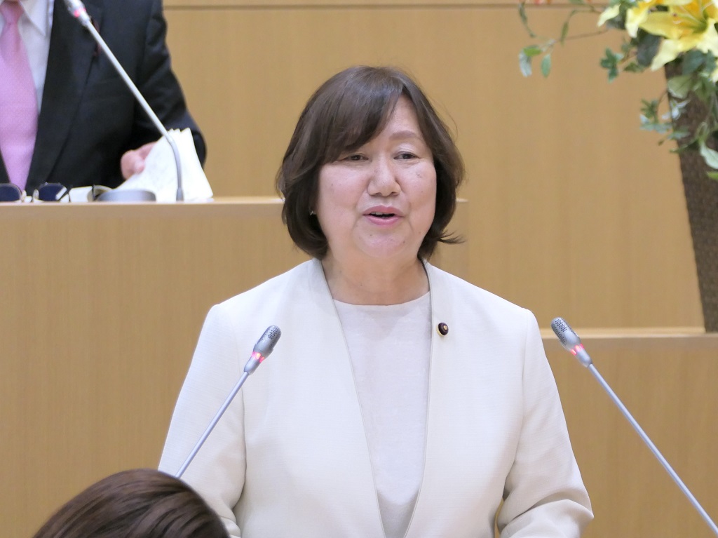 写真：議員選出監査委員の就任の挨拶をする、ひさなが　かおる議員