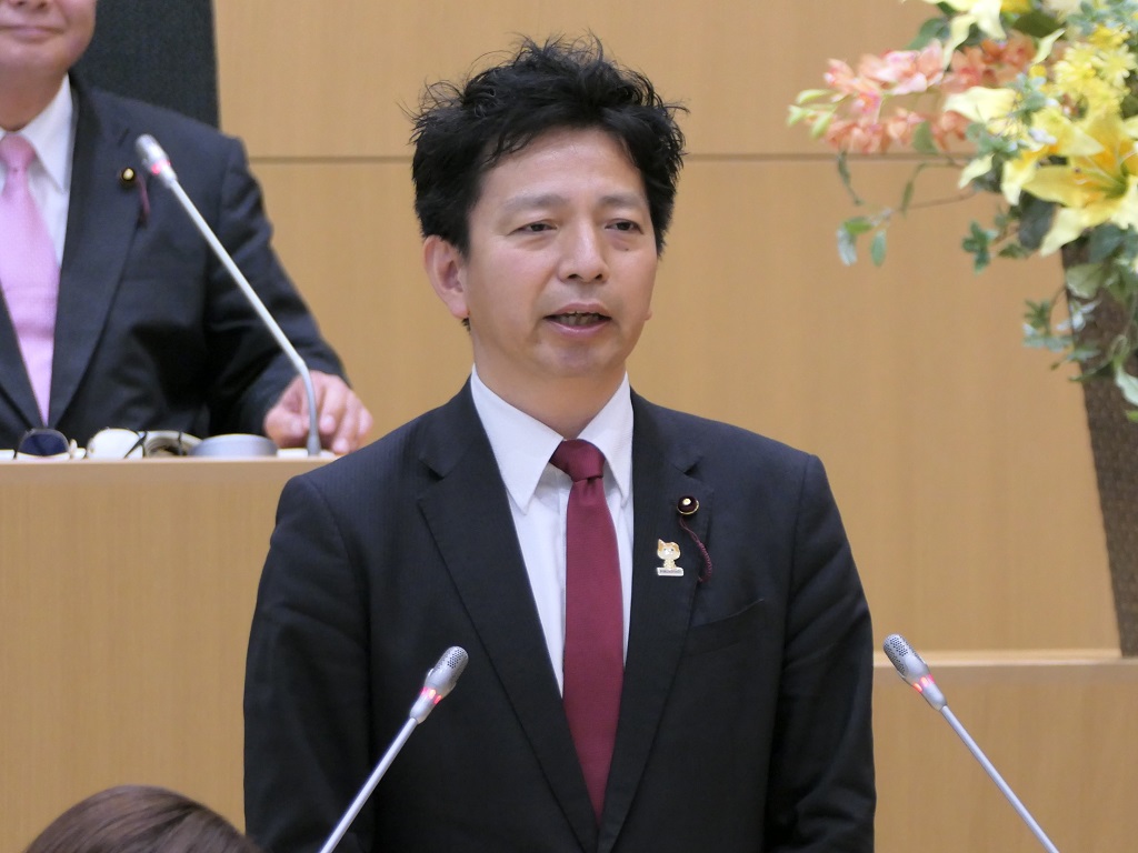 写真：議員選出監査委員の退任の挨拶をする、たなか　たくみ議員