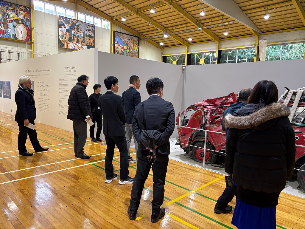 写真：石巻市門脇小学校の震災遺構の視察で総務委員会委員8人が、消防団の被災車両を見学している様子