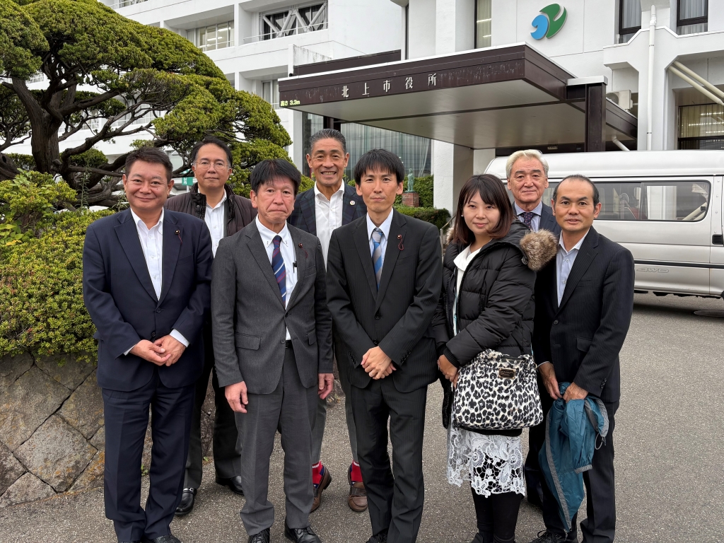 写真：北上市役所前で総務委員会委員7人の集合写真