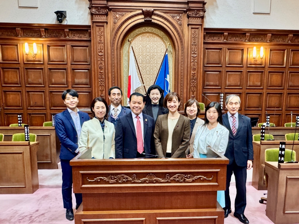 写真：静岡市議会議場で都市環境委員会委員9人の集合写真