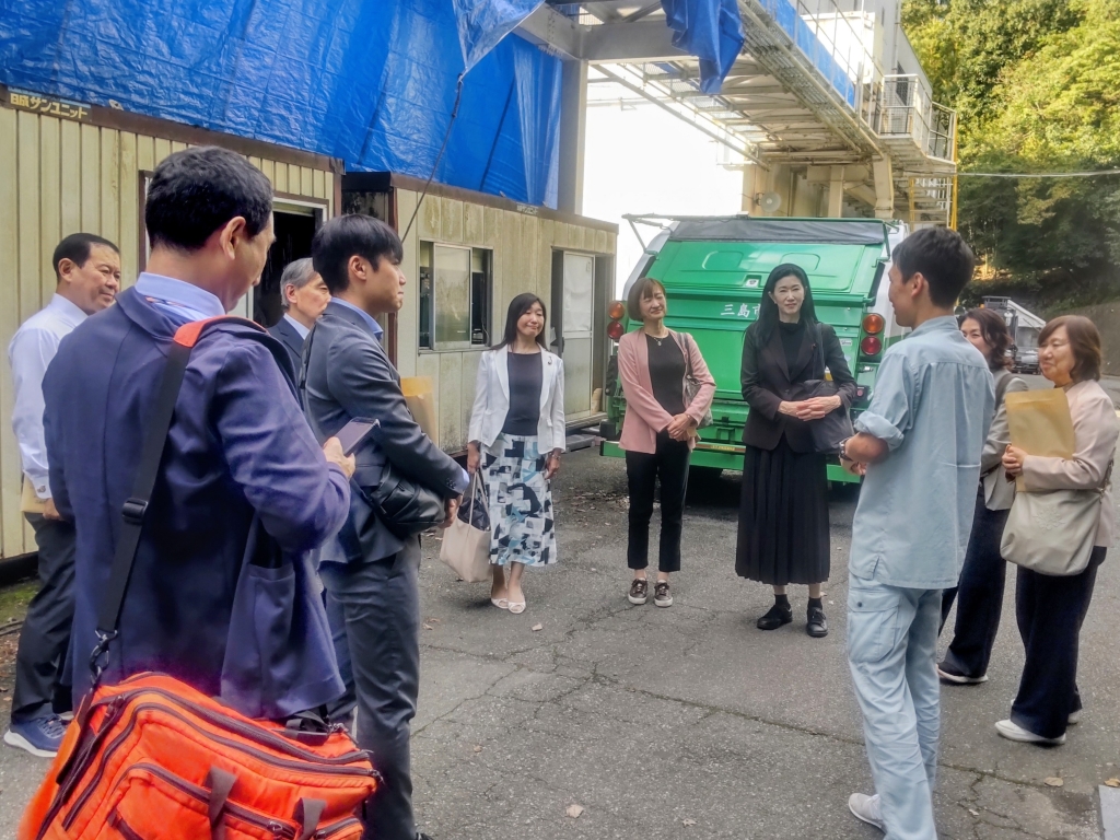 写真：三島市清掃センターの屋外で説明を受ける都市環境委員会委員の様子