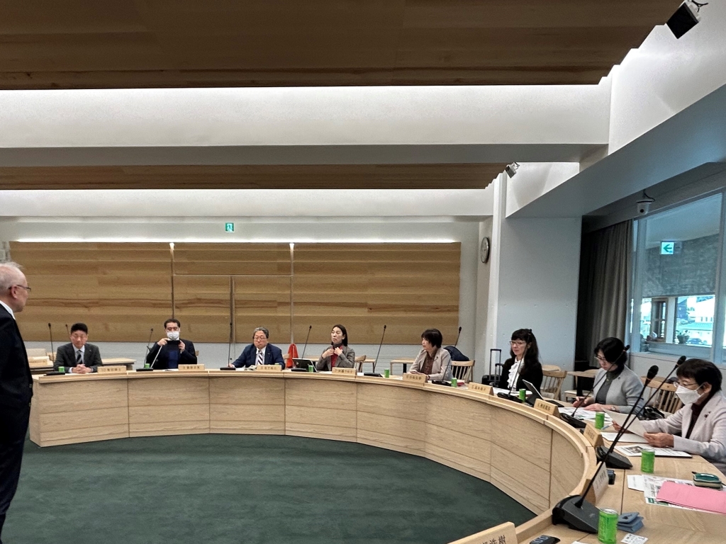 写真：ニセコ町議会内の議場にて説明を受ける文教委員会委員の様子
