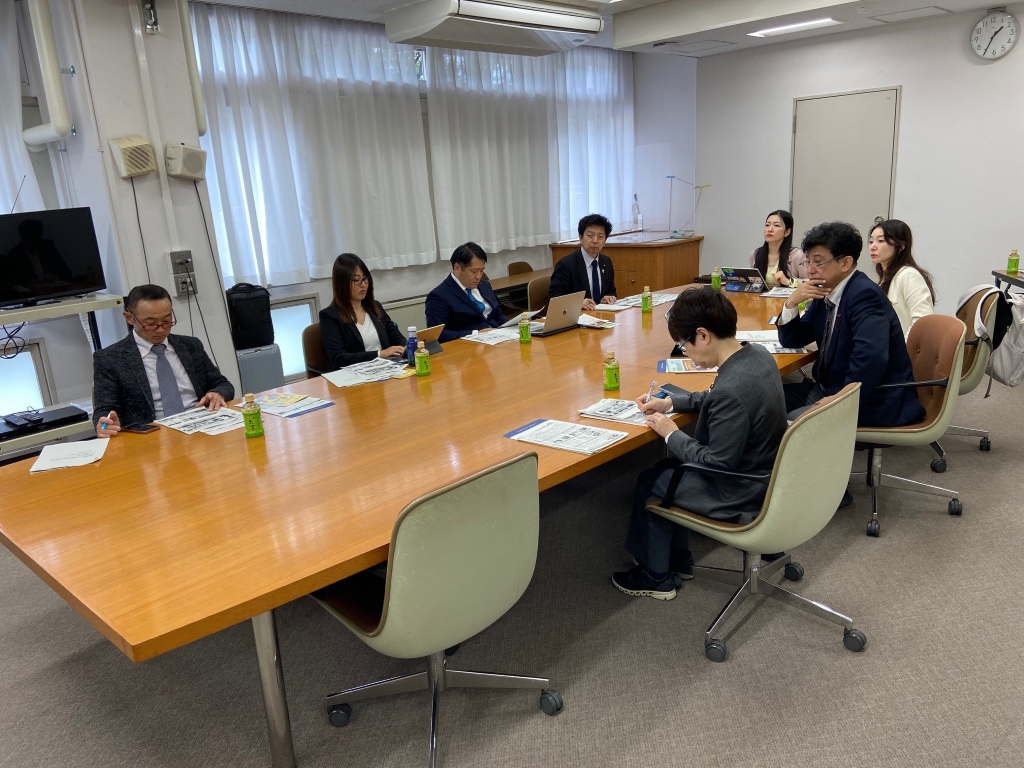 写真：尼崎市議会議事堂内会議室にて説明を受ける区民福祉委員会委員8人の様子