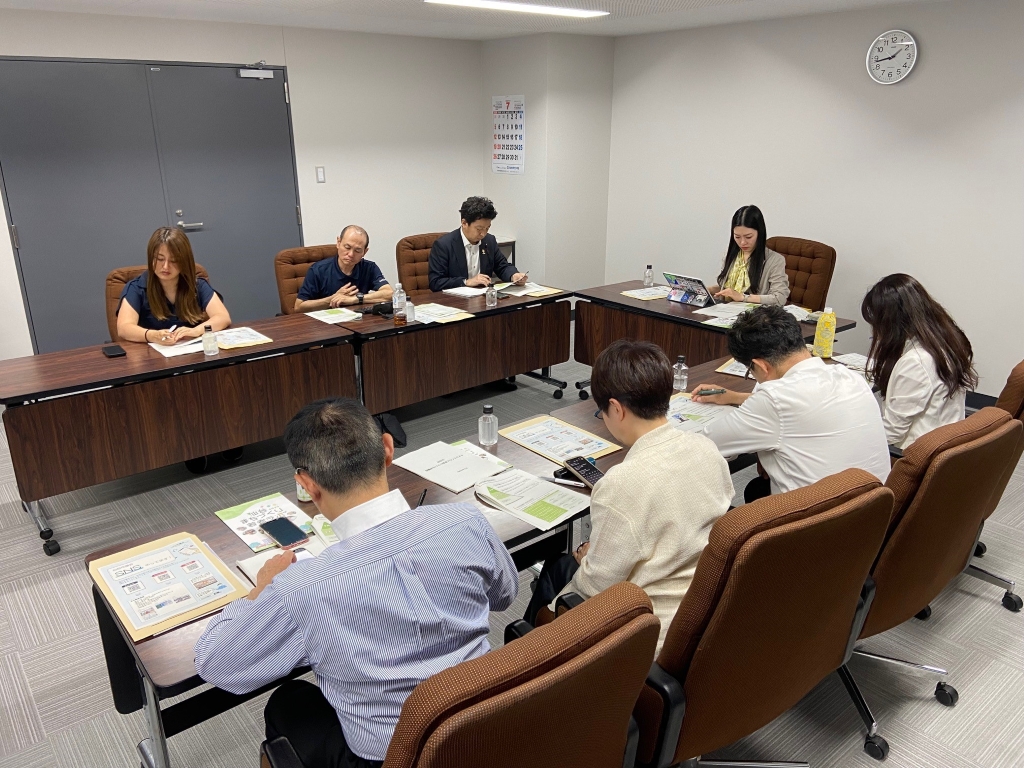 写真：仙台市役所で説明を受ける区民福祉委員会委員