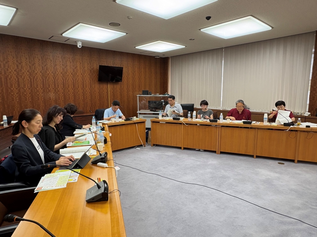 写真：鳥取県庁で説明を受ける文教委員会委員