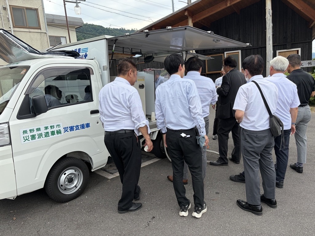 写真：茅野市で説明を受ける総務委員会委員