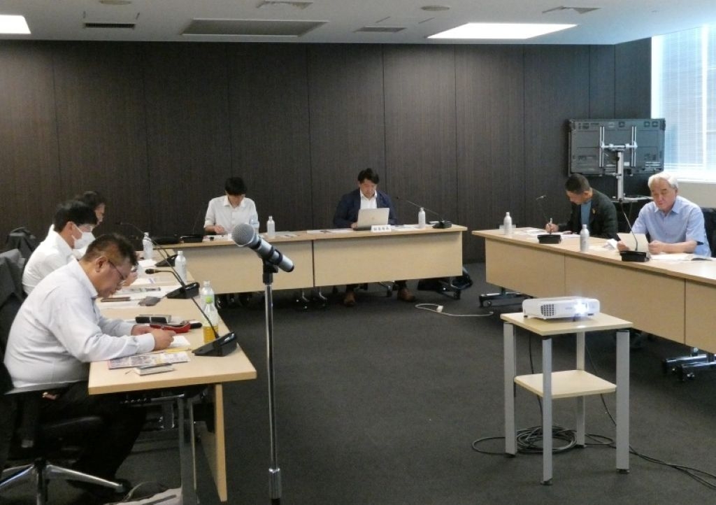 写真：甲府市役所で説明を受ける総務委員会委員