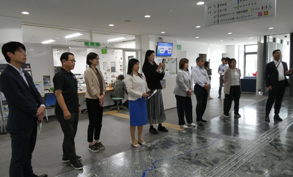 写真：かごしま環境未来館で説明を受ける都市環境委員会委員