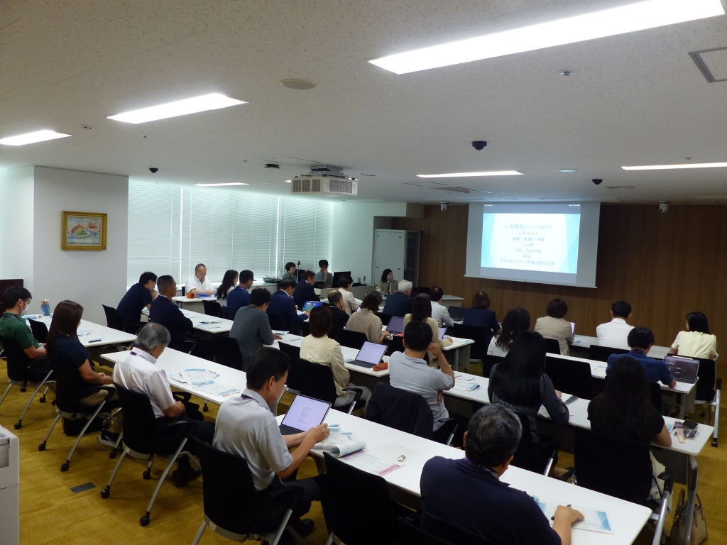 写真：講師のはなしに耳を傾ける議員たちの様子